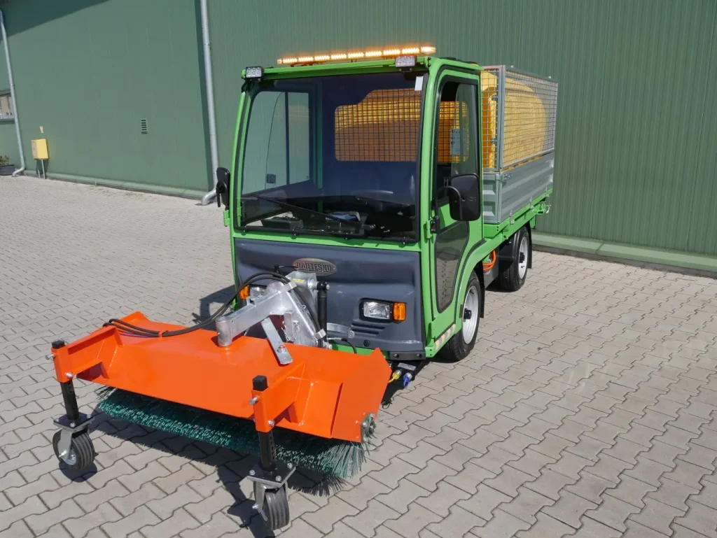 Elektryczny pojazd platformowo-transportowy Bartesko EWTW 2.02 z zamiatarką.